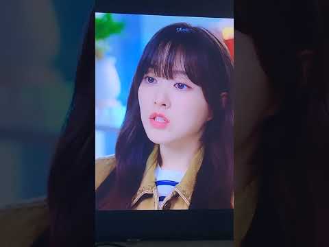 박보영 예쁜 착장/박보영시계/겨자색/스트라이프\앞머리/와방한청바지/팔목겉은아우터/진청/데님/네츄럴펌