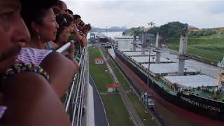 パナマ運河（Panama Canal）を大きな船がギリギリ通る