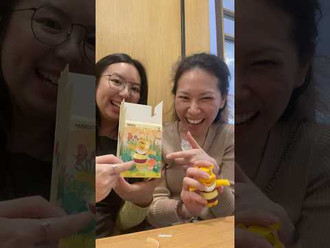 UNBOXING KADO BLINDBOX BUAT BEBSTIE AKU😝🎁🧸🍯🐝✨ #unboxing #blindbox #miniso #hellomelle #shorts