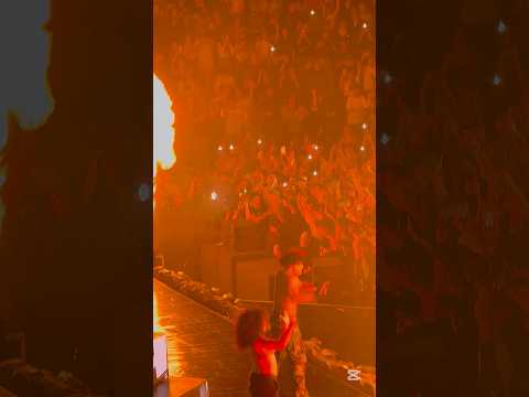 sfera ebbasta canta visiera a becco in mezzo ai fan #sferaebbasta