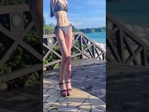ゆりにゃの水着姿が際どすぎる…