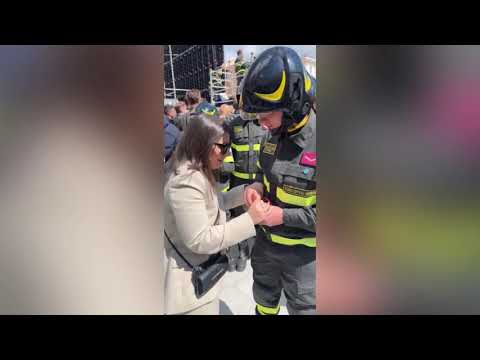 VIGILE DEL FUOCO FA LA PROPOSTA DI MATRIMONIO ALLA FIDANZATA E GUARDATE CHE SUCCEDE!!