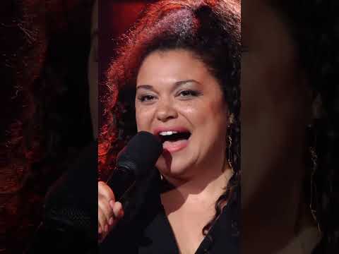 You gotta know your look 🤣 Michelle Buteau performing at #jflmontreal #JustForLaughs