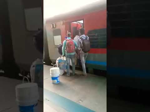 ट्रेन हैदराबाद से गोरखपुर जाने की भीण इतनी##🤨😫😩