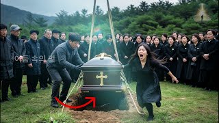 어머니가 장례식에 늦게 도착해 마지막 인사를 하겠다며 관을 열어달라고 요청했다… 그런데 뚜껑을 여는 순간, 그녀는 비명을 질렀다!