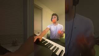 Making a beat while juggling #pianobeats #juggling