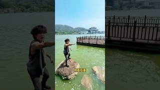 😱什么东西吓我一跳？？#跑酷 #极限运动 #这操作都看傻了 #搞笑