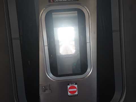 R160 F train blowing horn from Bay Pkwy to Avenue N