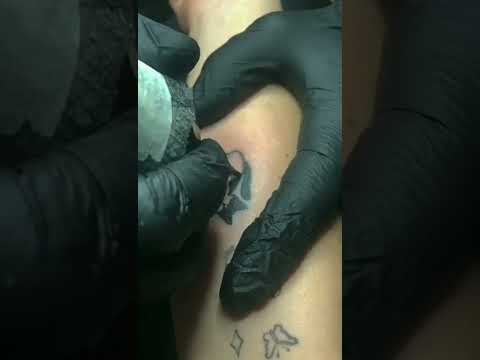 Retocando a primeira tatuagem. (time lapse tattoo) #shorts #tattoo #artes #tattoart #timelapse
